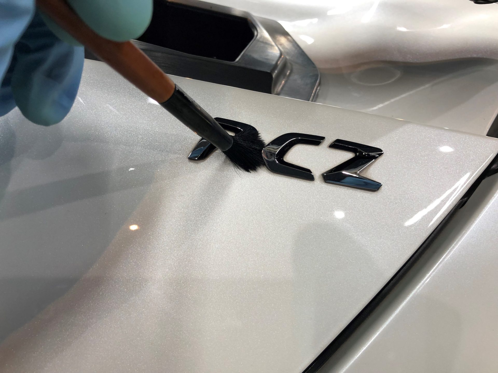 プジョー RCZ エンブレム　クリーニング